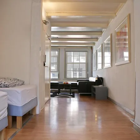 Hotel Ultraviolet *